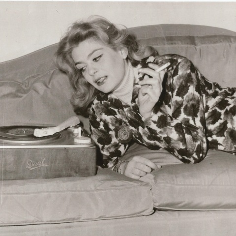 Η Μελίνα Μερκούρη σε χαλαρή στιγμή στον καναπέ της