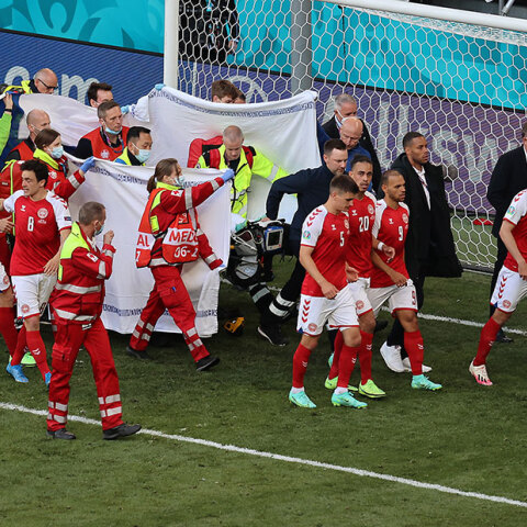 Ο Κρίστιαν Έρικσεν απομακρύνεται με φορείο στο παιχνίδι Δανία - Φινλανδία μετά την κατάρρευσή του στον αγωνιστικό χώρο - Το ιατρικό τιμ έχει απλώσει σεντόνια κατά τη μεταφορά του ποδοσφαιριστή