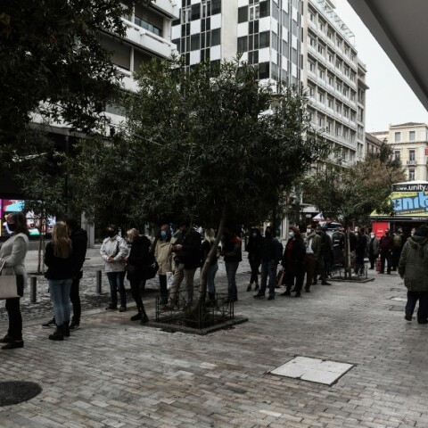 Ουρές σχηματίστηκαν στην Ερμού για τα δωρεάν rapid tests του ΕΟΔΥ