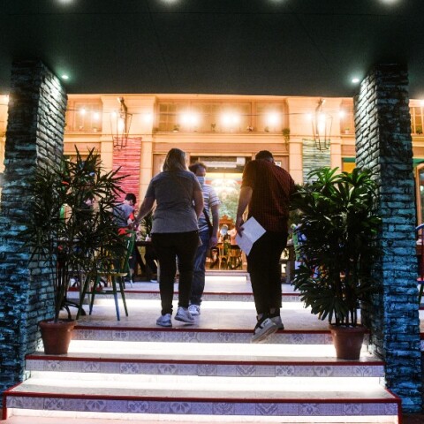 Στιγμιότυπο από το άνοιγμα της εστίασης το βράδυ της Δευτέρας του Πάσχα