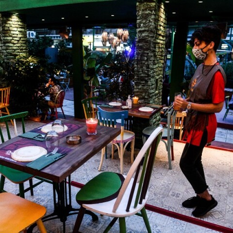 Στιγμιότυπο από το άνοιγμα της εστίασης το βράδυ της Δευτέρας του Πάσχα