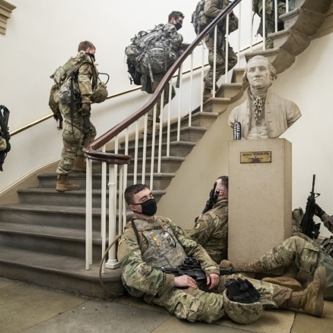 Μέλη της Εθνοφρουράς στο Καπιτώλιο 