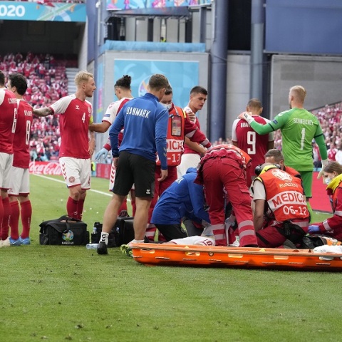 Euro 2020: Ο Kρίστιαν Ερικσεν κατέρρευσε στο γήπεδο © EPA / Friedemann Vogel / POOL