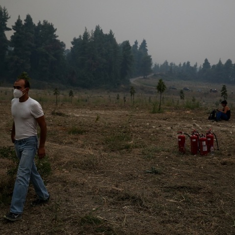 Εύβοια - Στιγμιότυπο από τη μάχη με τις αναζωπυρώσεις στο χωριό Καματριάδες