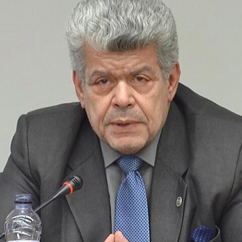 Ο Γιώργος Καραμπελιάς συνομιλεί με τον καθηγητή Ιωάννη Θ. Μάζη