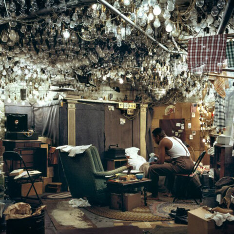 Jeff Wall, After "Invisible Man" by Ralph Ellison, the Prologue, 1999–2000. Διαφάνεια σε φωτεινό κουτί. Ευγενική παραχώρηση του καλλιτέχνη.