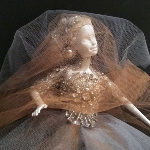 «Οι μικρές κυρίες»: Έκθεση κούκλας του Νίκου Καρδώνη