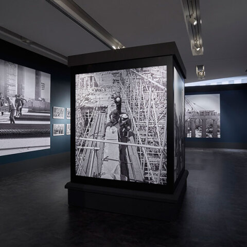 smili kai mnimi moyseio akropolis