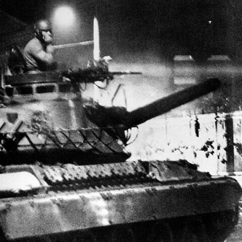 Ξημερώματα 17ης Νοεμβρίου 1973. Το τανκ μπροστά στην είσοδο του Πολυτεχνείου, λίγο πριν την εισβολή