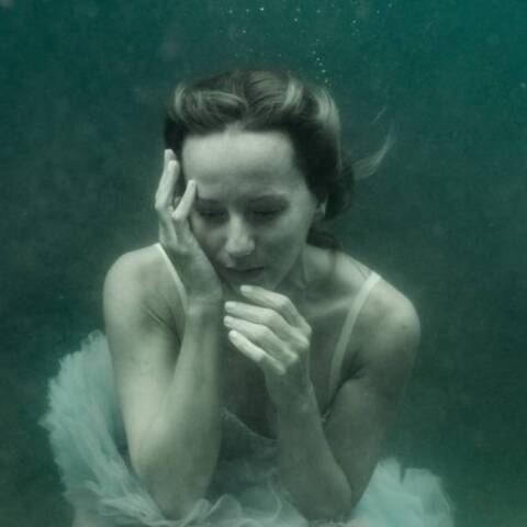 Silence: Ατομική έθεση υποβρύχιας φωτογραφίας της Ρενέ Ρεβάχ στη ΔΛ gallery 