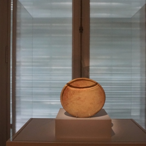 "Brice Marden και ελληνική αρχαιότητα": μαρμάρινη πρωτοκυκλαδική φιάλη με ίχνη ερυθρού χρώματος από τη συλλογή του Μουσείου Κυκλαδικής Τέχνης