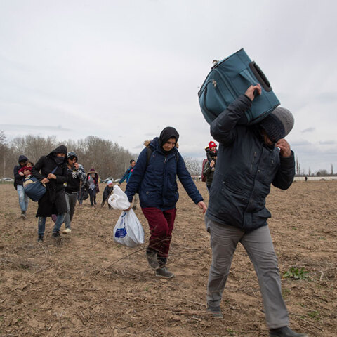 Κουβαλώντας τα λιγοστά υπάρχοντά τους, πρόσφυγες και μετανάστες συγκεντρώνονται στα ελληνοτουρκικά σύνορα στον Έβρο