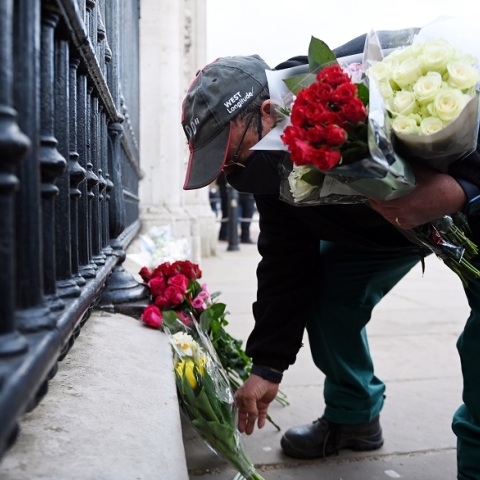 Πολίτες αφήνουν λουλούδια έξω από το παλάτι του Μπάκιγχαμ