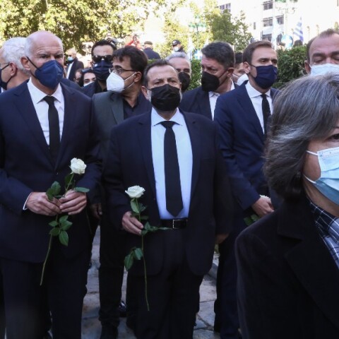 Πλήθος κόσμου στο λαϊκό προσκύνημα της σορού της Φώφης Γεννηματά