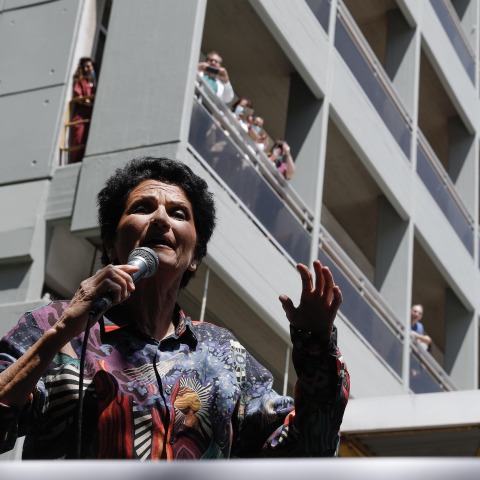 Η ΑΛΚΗΣΤΙΣ ΠΡΩΤΟΨΑΛΤΗ ΤΡΑΓΟΥΔΑΕΙ ΣΤΟΥΣ ΔΡΟΜΟΥΣ ΚΑΙ ΕΞΩ ΑΠΟ ΝΟΣΟΚΟΜΕΙΑ ΤΗΣ ΑΘΗΝΑΣ