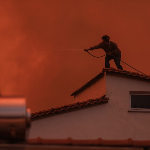 Πολίτης συνδράμει στη κατάσβεση της πυρκαγιάς στο χωριό Πευκί. 