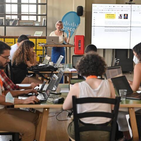 Η καθηγήτρια Μπέττυ Τσακαρέστου μιλάει σε φοιτητές