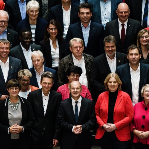 Ο Όλαφ Σολτς και το επιτελείο του μετά τη νίκη του SPD στις γερμανικές εκλογές