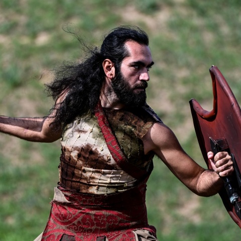 Άνδρας που κρατά ξίφος και ασπίδα