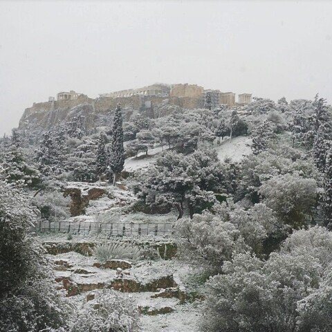Λευκό τοπίο στο κέντρο της Αθήνας με φόντο τη χιονισμένη Ακρόπολη.