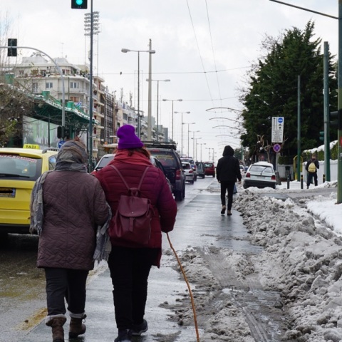Στιγμιότυπο που δείχνει δύο γυναίκες να περπατούν στη Λεωφόρο Αλεξάνδρας.