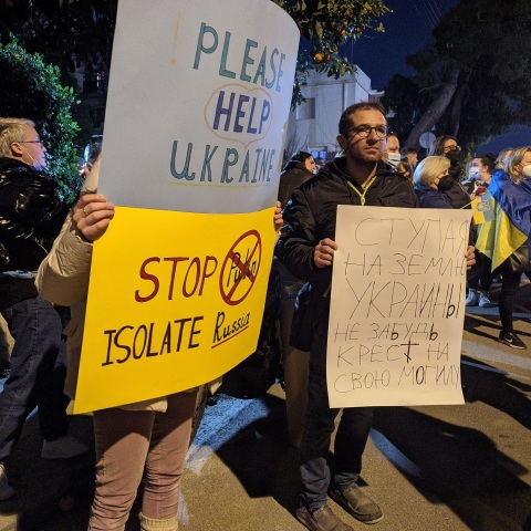 Έλληνες και Ουκρανοί διαδηλώνουν έξω από το προξενείο της Ρωσίας στην Αθήνα