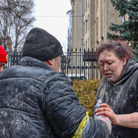 Διασώστες δίνουν λίγο νερό σε τραυματισμένη γυναίκα στο Χάρκοβο μετά τον βομβαρδισμό από τη Ρωσία (1 Μαρτίου)