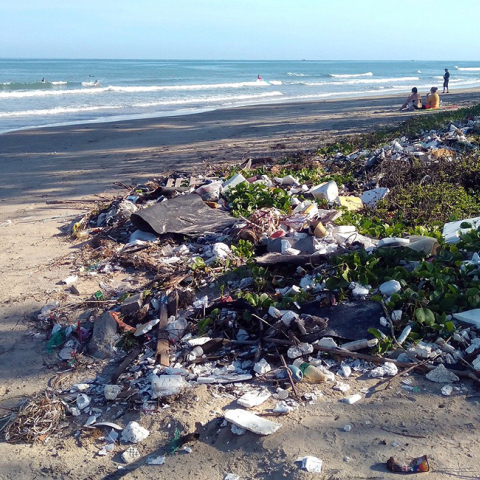 Πλαστικά δίπλα στη θάλασσα