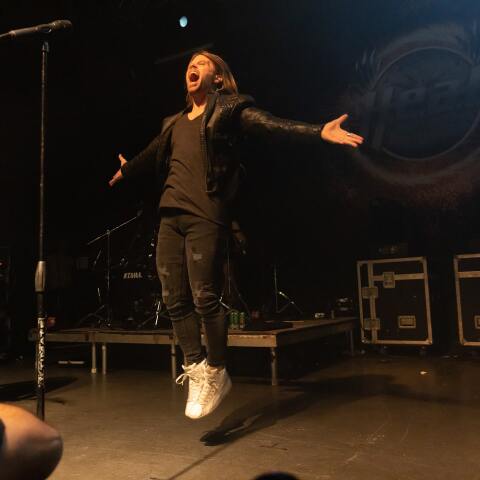 Στιγμιότυπο από τη συναυλία των H.E.A.T. στην Αθήνα, στο Gagarin 205