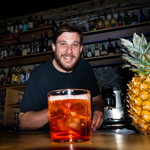 Μπάρμπαν που σερβίρει ποτό στο μπαρ Εφημερίδα ATH