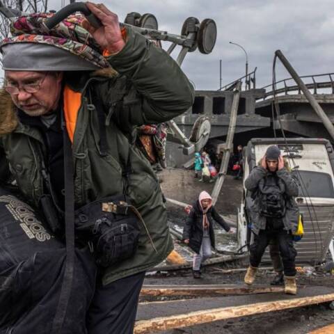 Ουκρανοί άμαχοι προσπαθούν να εγκαταλείψουν την πόλη Ιρπίν κοντά στο Κίεβο, ενώ οι Ρώσοι δεν σταματούν να βομβαρδίζουν