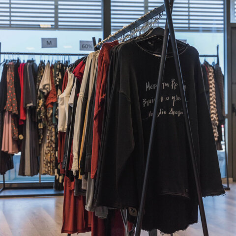 Κρεμάστρες με ρούχα, παπούτσια, αξεσουάρ