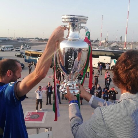 Μαντσίνι και Κιελίνι σηκώνουν το τρόπαιο κατά την άφιξή τους στη Ρώμη