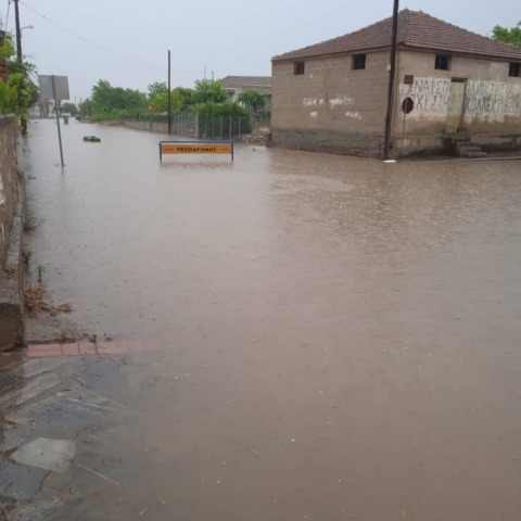 Kακοκαιρία Genesis: Πλημμυρισμένος δρόμος στη Λάρισα