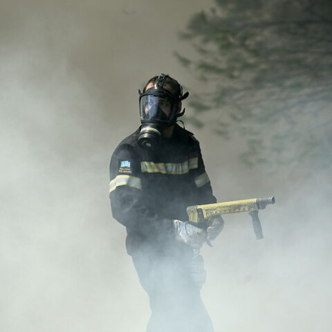 Πυροσβέστης επιχειρεί σε φωτιά στον Κάλαμο