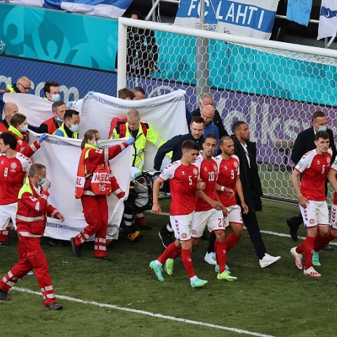 Ο Κρίστιαν Έρικσεν απομακρύνεται από τον αγωνιστικό χώρο με φορείο