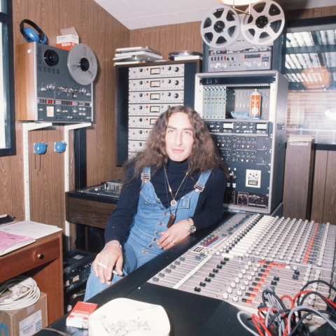 O Ken Hensley κατά τη διάρκεια συνέντευξης στο home studio του, Βρετανία, 1977