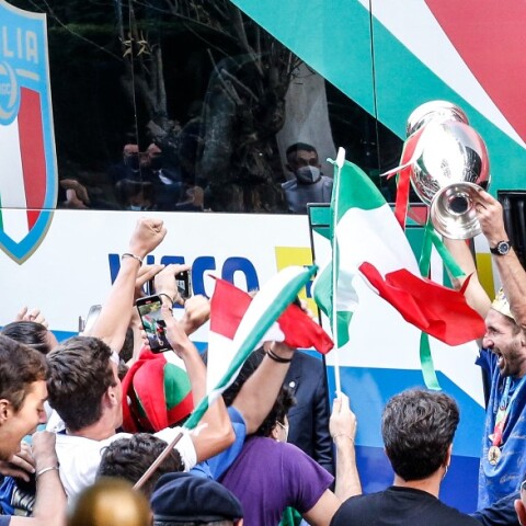 Ο Κιελίνι με το τρόπαιο στα χέρια του κατά την άφιξη της ομάδας στο ξενοδοχείο της στη Ρώμη