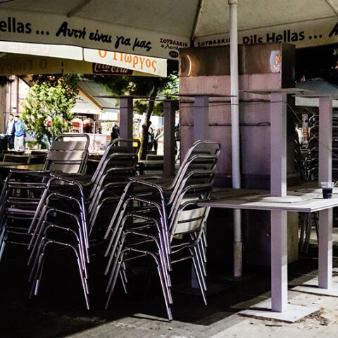 Κλειστά μπαρ, εμπορικά κέντρα, καφετέριες 