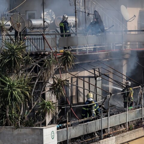 Πυρκαγιά σε διαμέρισμα στον Κολωνό - Η μάχη των πυροσβεστών σε εικόνες