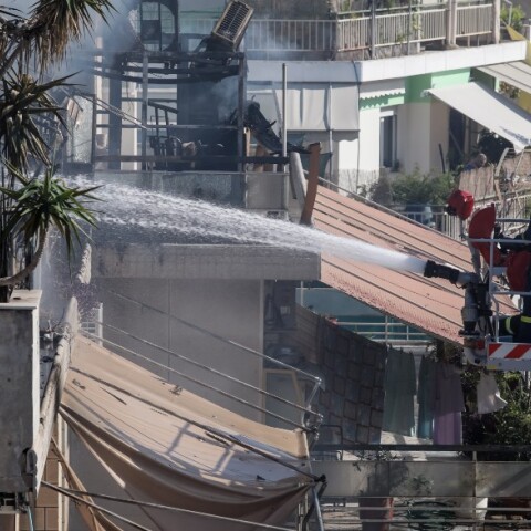 Πυρκαγιά σε διαμέρισμα στον Κολωνό - Η μάχη των πυροσβεστών σε εικόνες