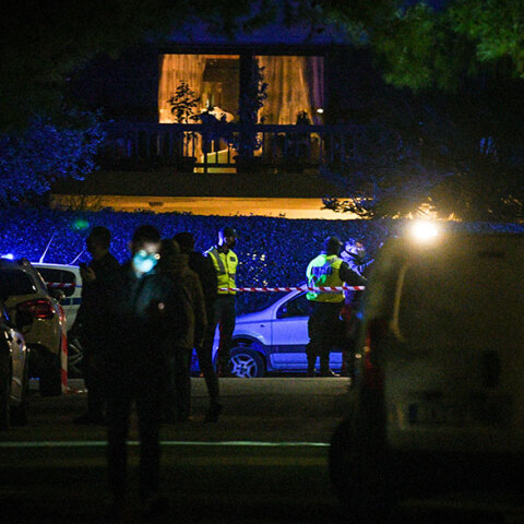 Κωνσταντίνος Μπογδάνος - Εμπρηστική επίθεση: Αστυνομικοί έχουν αποκλείσει το σημείο όπου σημειώθηκε η έκρηξη στο σπίτι του βουλευτή της ΝΔ