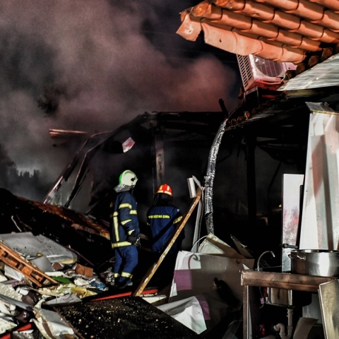 Έκρηξη σε χώρο εστίασης στην Κόρινθο - Φωτογραφία από την επιχείρηση κατάσβεσης