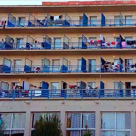 Tο ξενοδοχείο, που τέθηκε σε καραντίνα και φιλοξενούνται πρόσφυγες και μετανάστες στο Κρανίδι  