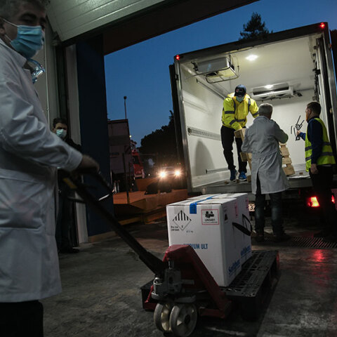Σε αποθήκη στο Κρυονέρι τα πρώτα εμβόλια για τον κορωνοϊό στην Ελλάδα - Υγειονομικός μεταφέρει με τρέιλερ ένα από τα ειδικά «πακέτα»