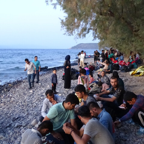 Μετανάστες σε παραλία στη Λέσβο 