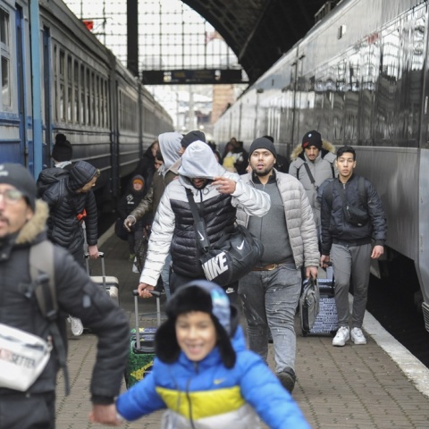 Ουκρανοί με παιδιά στα χέρια αναζητούν τη διαφυγή τους από την Ουκρανία από την πόλη Λβιβ περιμένοντας το τρένο