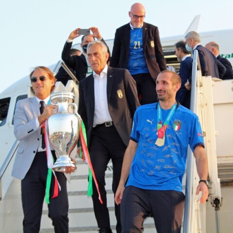 Ο Ρομπέρτο Μαντσίνι με το τρόπαιο του Euro στα χέρια κατά την άφιξη της αποστολής στη Ρώμη