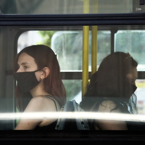 Γυναίκες με μάσκα σε λεωφορείο