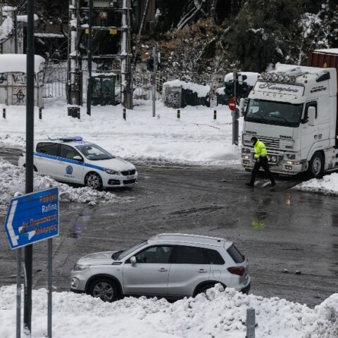 Κακοκαιρία «Ελπίδα»: Βρεγμένη και με πάγο παραμένει η άσφαλτος στη Μεσογείων